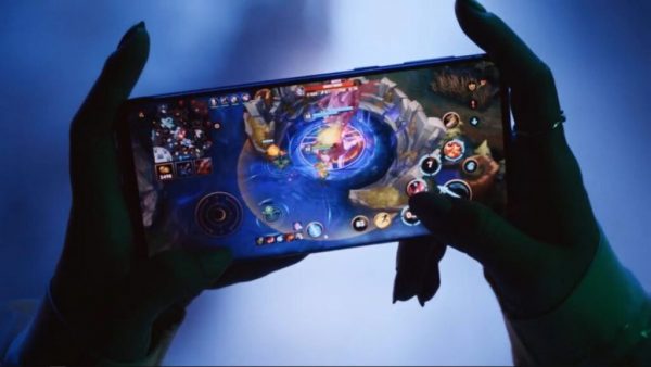 jogando no celular
