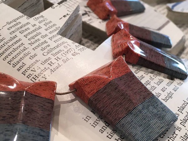 Artista transforma livros vintage em anéis, braceletes, pingentes e brincos