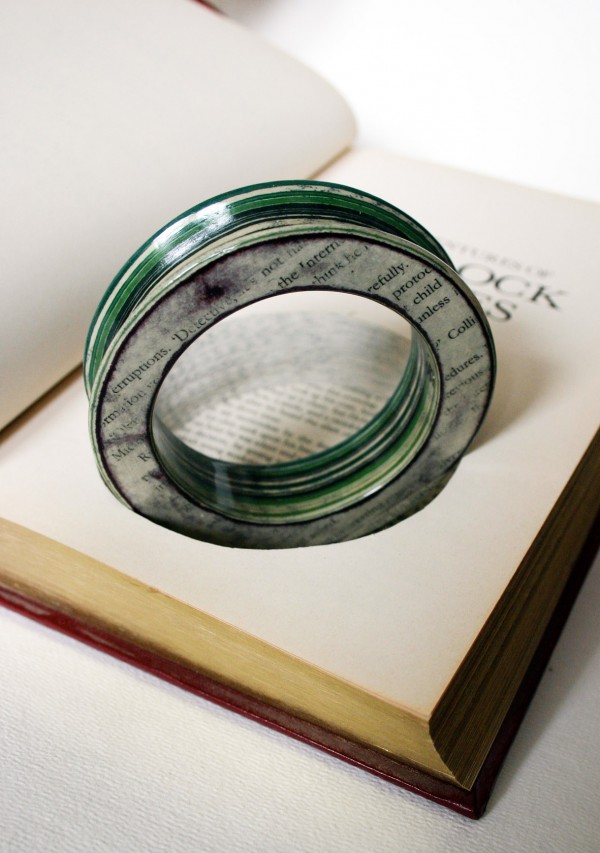 Artista transforma livros vintage em anéis, braceletes, pingentes e brincos
