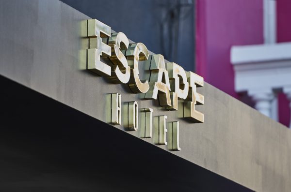 Escape Hotel_Logo porta_Foto Paulo Risi