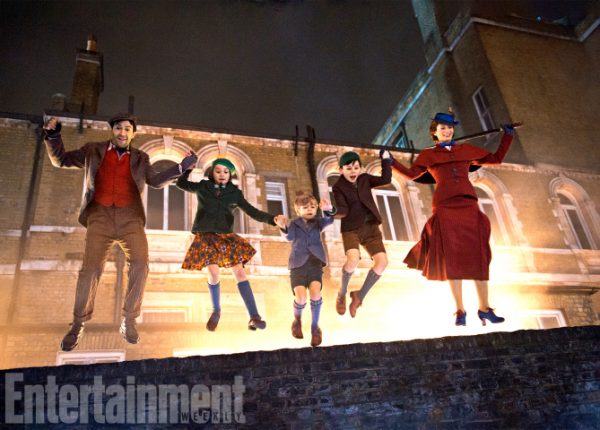 Jack (Lin-Manuel Miranda) com as três crianças Banks — Annabel (Pixie Davies), Georgie (Joel Dawson) e John (Nathanael Saleh) — e Mary Poppins (Emily Blunt).