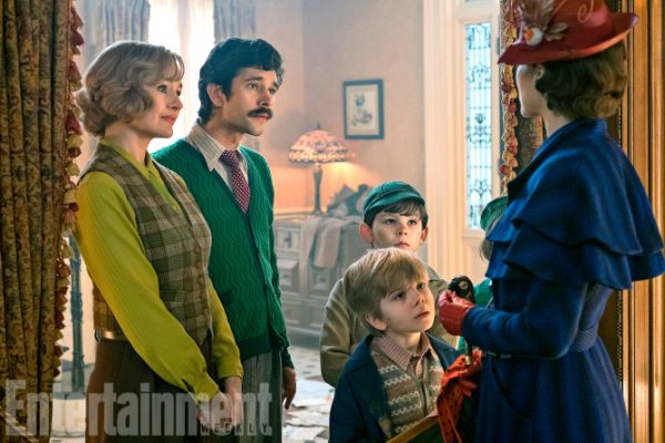 Jane (Emily Mortimer) e Michael Banks (Ben Whishaw), agora crescidos, com os filhos de Michael – Georgie (Joel Dawson) and John (Nathanael Saleh) – dando boas-vindas a Mary Poppins (Emily Blunt).