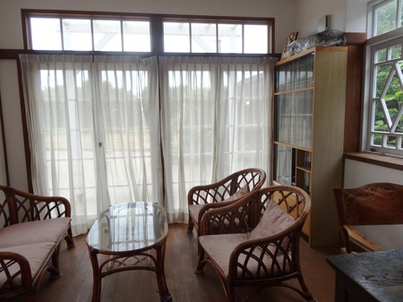 Sala com móveis da era Showa