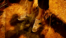 pés de ki-woo molhados na enchente