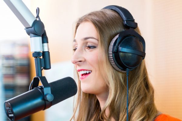 mulheres podcasters- apresentador-de-radio-feminino-na-estacao-de-radio-no-ar_79405-3159 - by freepik