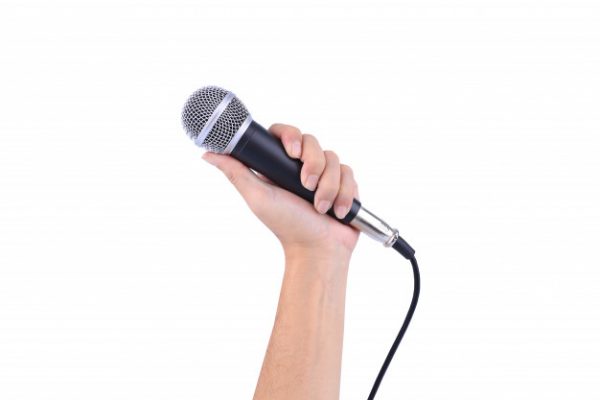 mulheres podcasters - mao-com-um-microfone-isolado-branco-fundo_39665-8 - by freepik