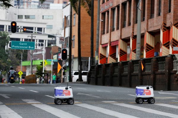 Os robôs de entrega da empresa colombiana Rappi viajam por uma rua em meio ao surto de doença por coronavírus (Covid-19) em Medellín, Colômbia
