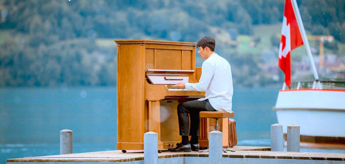 Capitão Ri toca piano na Suíça Pousando no Amor
