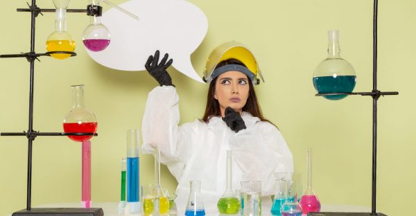 foto criado por KamranAydinov - br.freepik.comachemicals-chemistry-job-female-science-lab